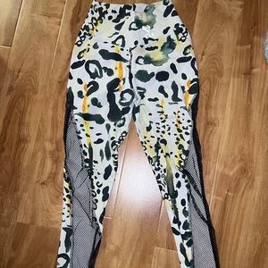 ClS mesh v- cut scrunch legging